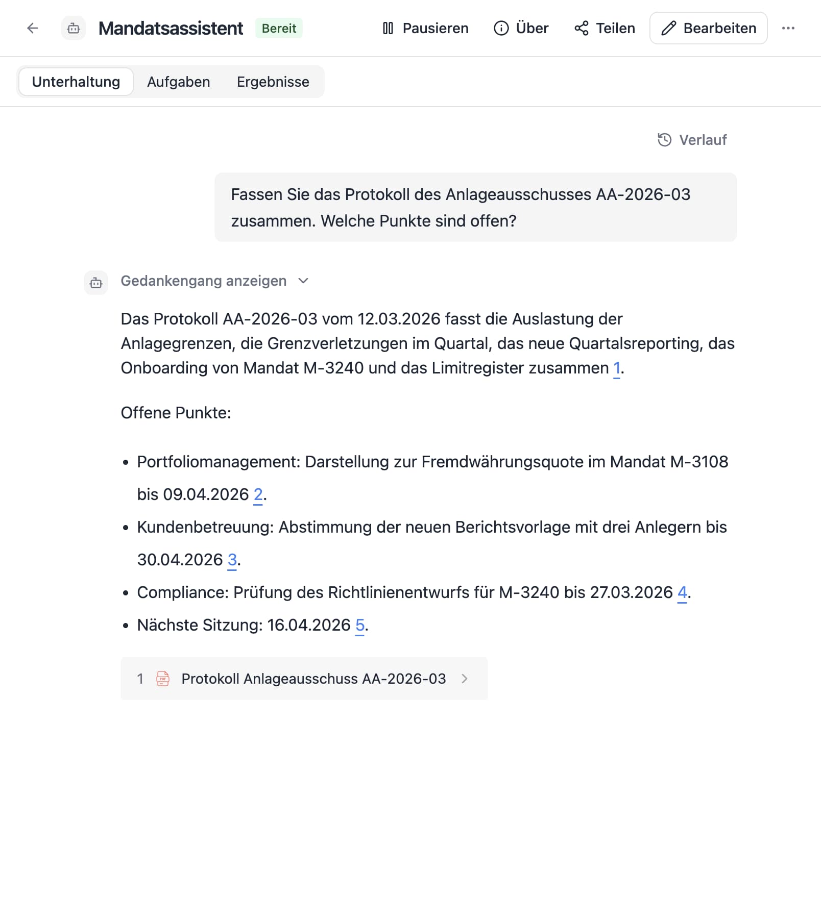 Ein Agent in Thero beantwortet die Frage „Fassen Sie das Protokoll des Anlageausschusses AA-2026-03 zusammen. Welche Punkte sind offen?“ aus Beispieldokumenten und nennt die Quellen.