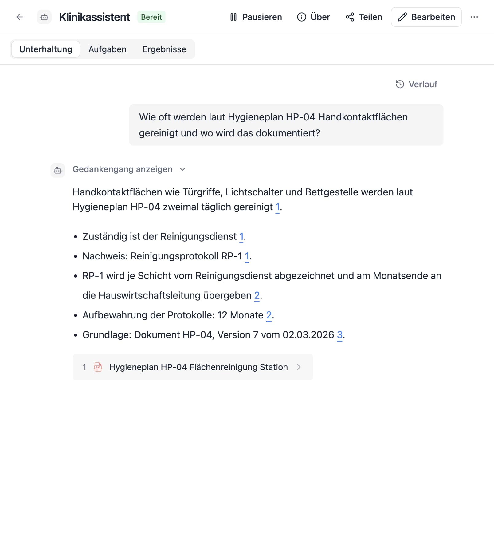 Ein Agent in Thero beantwortet die Frage „Wie oft werden laut Hygieneplan HP-04 Handkontaktflächen gereinigt und wo wird das dokumentiert?“ aus Beispieldokumenten und nennt die Quellen.