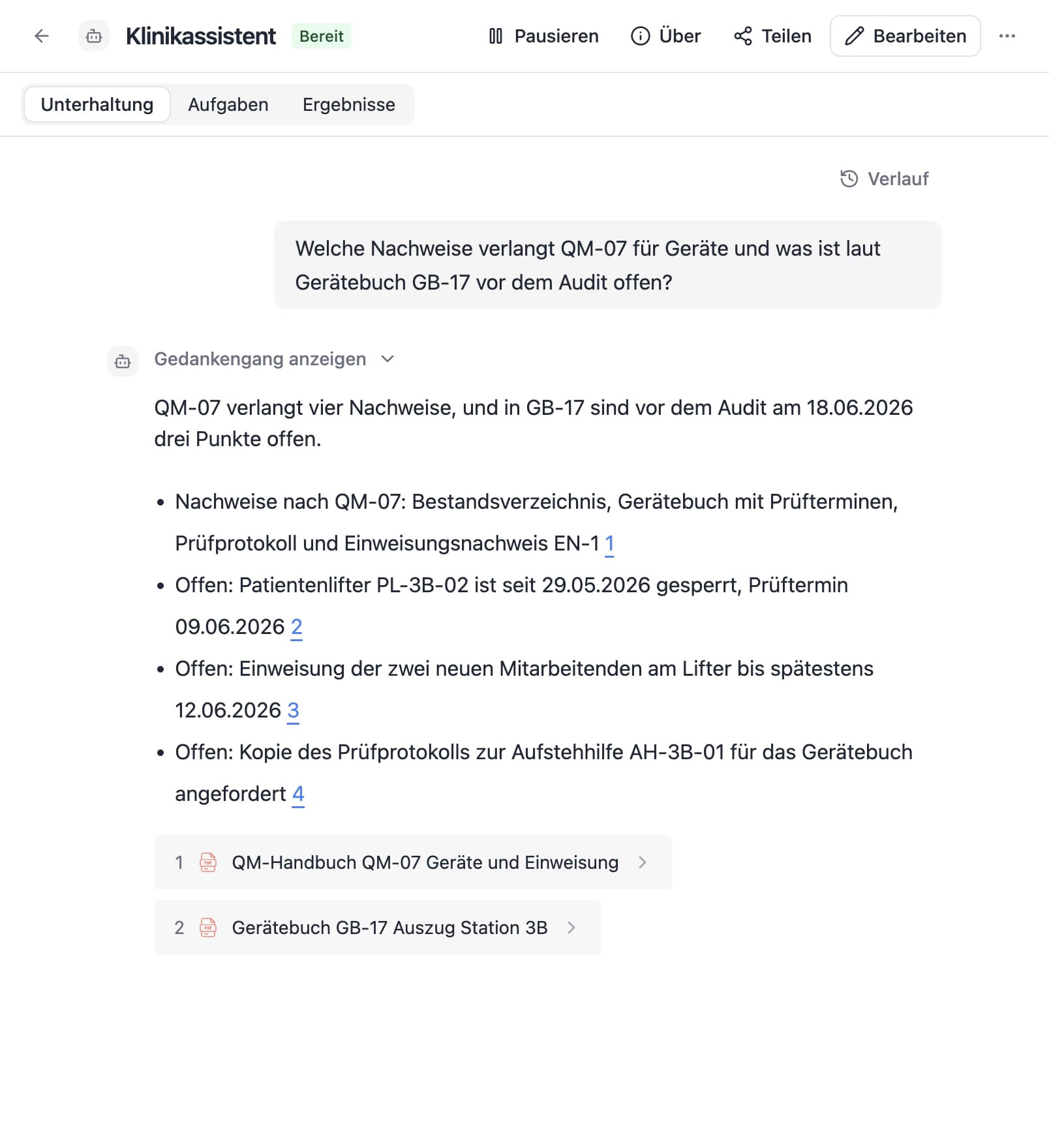 Ein Agent in Thero beantwortet die Frage „Welche Nachweise verlangt QM-07 für Geräte und was ist laut Gerätebuch GB-17 vor dem Audit offen?“ aus Beispieldokumenten und nennt die Quellen.