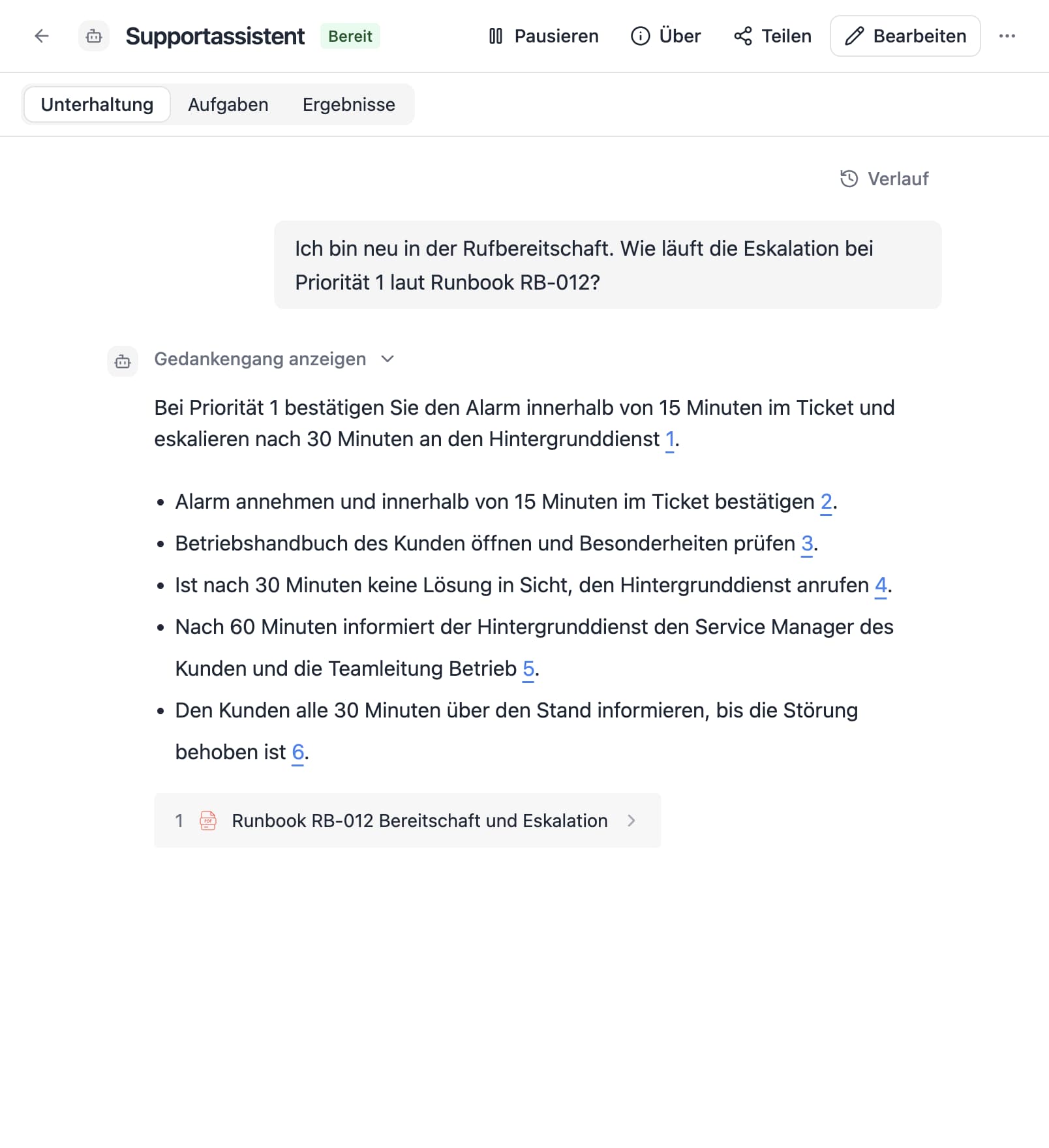 Ein Agent in Thero beantwortet die Frage „Ich bin neu in der Rufbereitschaft. Wie läuft die Eskalation bei Priorität 1 laut Runbook RB-012?“ aus Beispieldokumenten und nennt die Quellen.