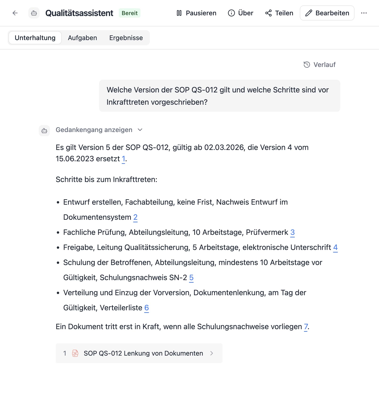 Ein Agent in Thero beantwortet die Frage „Welche Version der SOP QS-012 gilt und welche Schritte sind vor Inkrafttreten vorgeschrieben?“ aus Beispieldokumenten und nennt die Quellen.