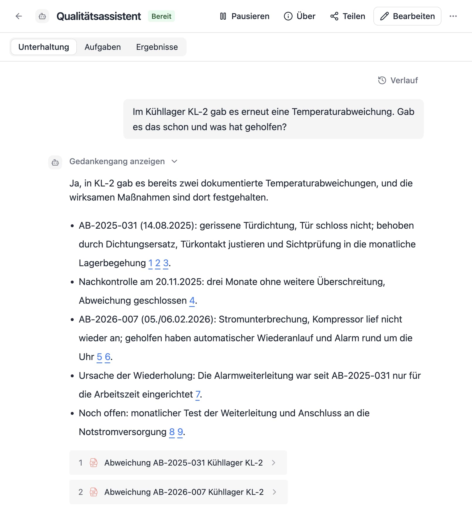 Ein Agent in Thero beantwortet die Frage „Im Kühllager KL-2 gab es erneut eine Temperaturabweichung. Gab es das schon und was hat geholfen?“ aus Beispieldokumenten und nennt die Quellen.