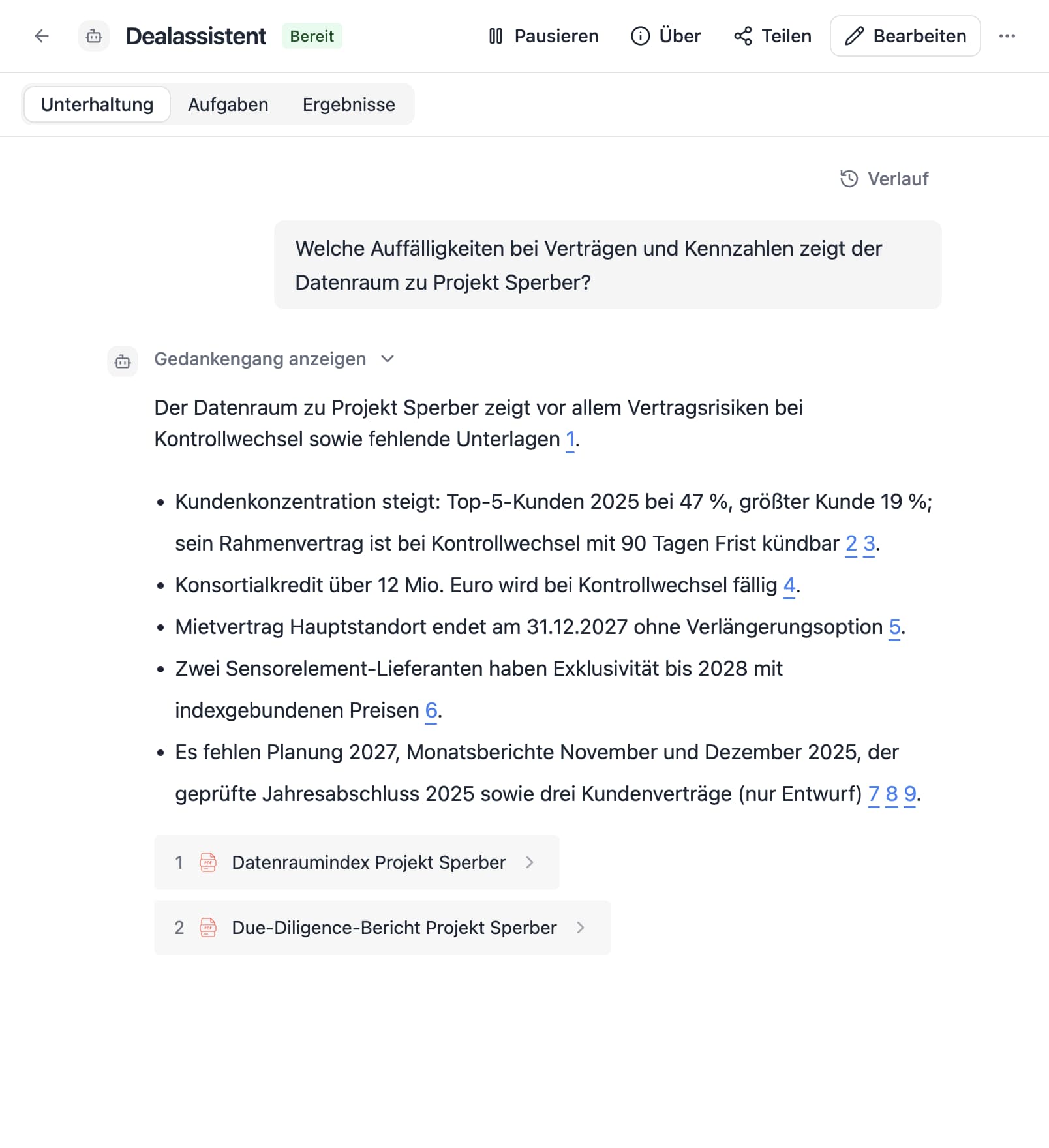 Ein Agent in Thero beantwortet die Frage „Welche Auffälligkeiten bei Verträgen und Kennzahlen zeigt der Datenraum zu Projekt Sperber?“ aus Beispieldokumenten und nennt die Quellen.