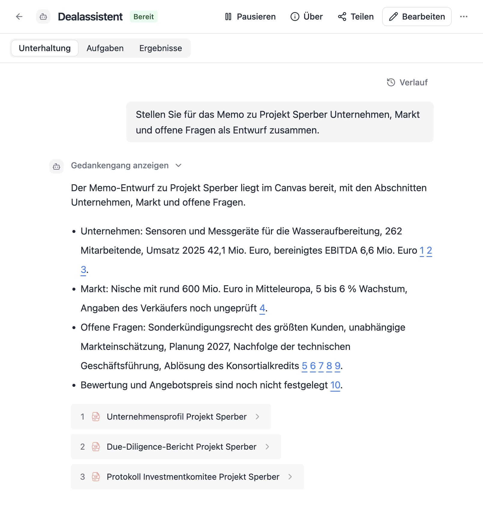 Ein Agent in Thero beantwortet die Frage „Stellen Sie für das Memo zu Projekt Sperber Unternehmen, Markt und offene Fragen als Entwurf zusammen.“ aus Beispieldokumenten und nennt die Quellen.