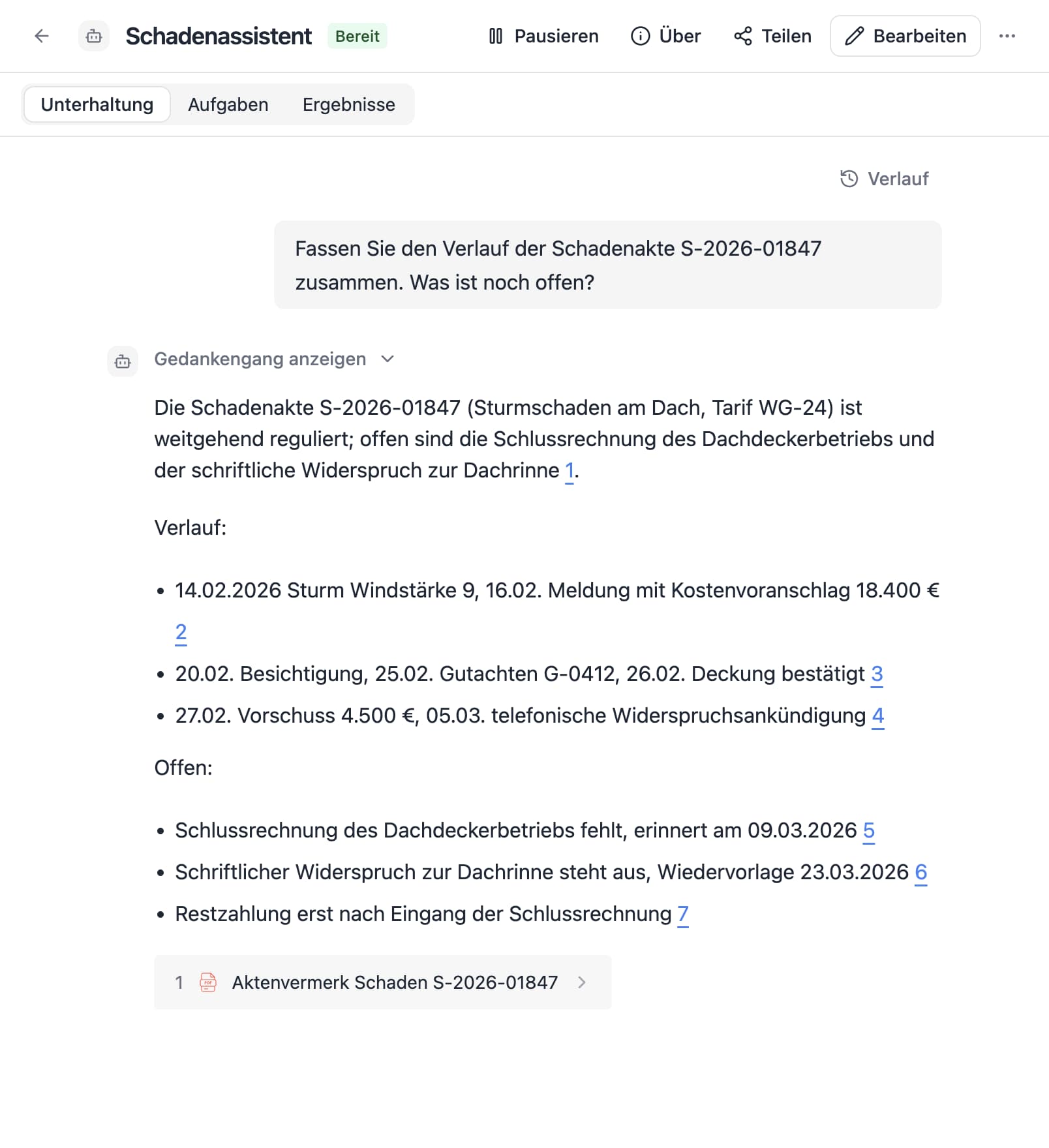 Ein Agent in Thero beantwortet die Frage „Fassen Sie den Verlauf der Schadenakte S-2026-01847 zusammen. Was ist noch offen?“ aus Beispieldokumenten und nennt die Quellen.