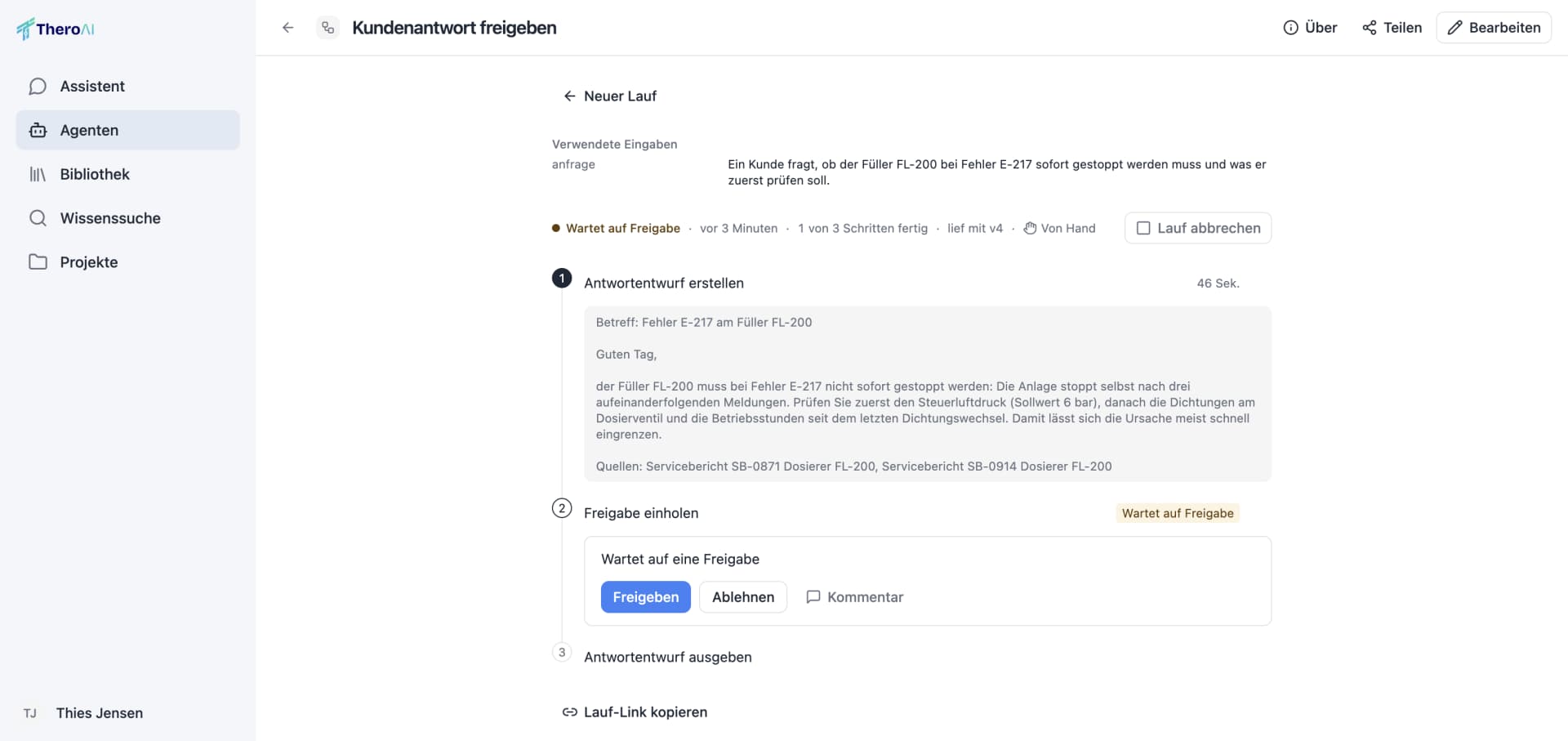 A run of the workflow “Kundenantwort freigeben” in TheroAI (German interface): the drafted reply about error E-217 on the filler FL-200 is ready, and the run waits for approval with the buttons Freigeben (approve), Ablehnen (decline) and Kommentar (comment)
